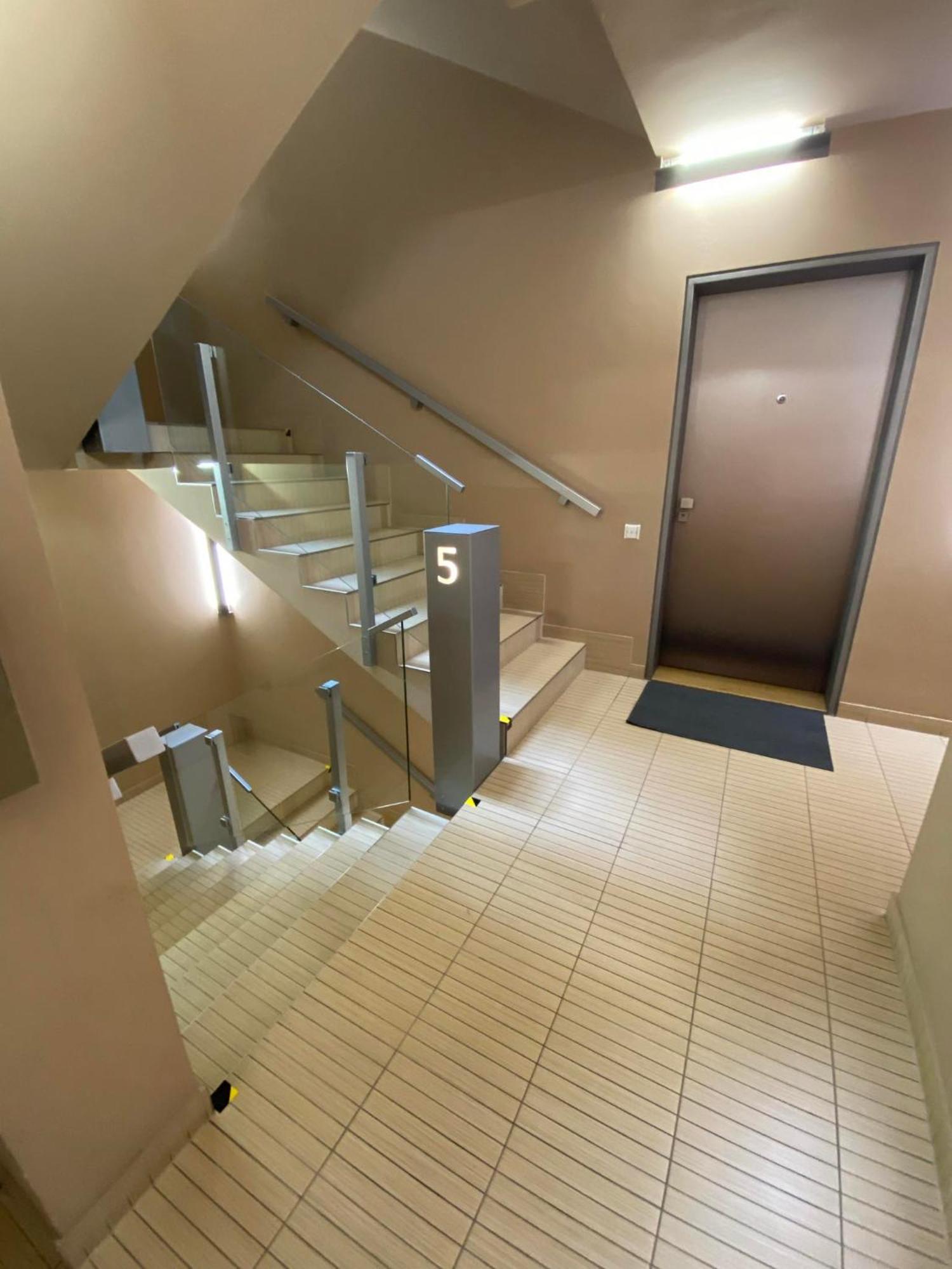 Spacious Near Center With Balcony And Garage Parking Apartment *
