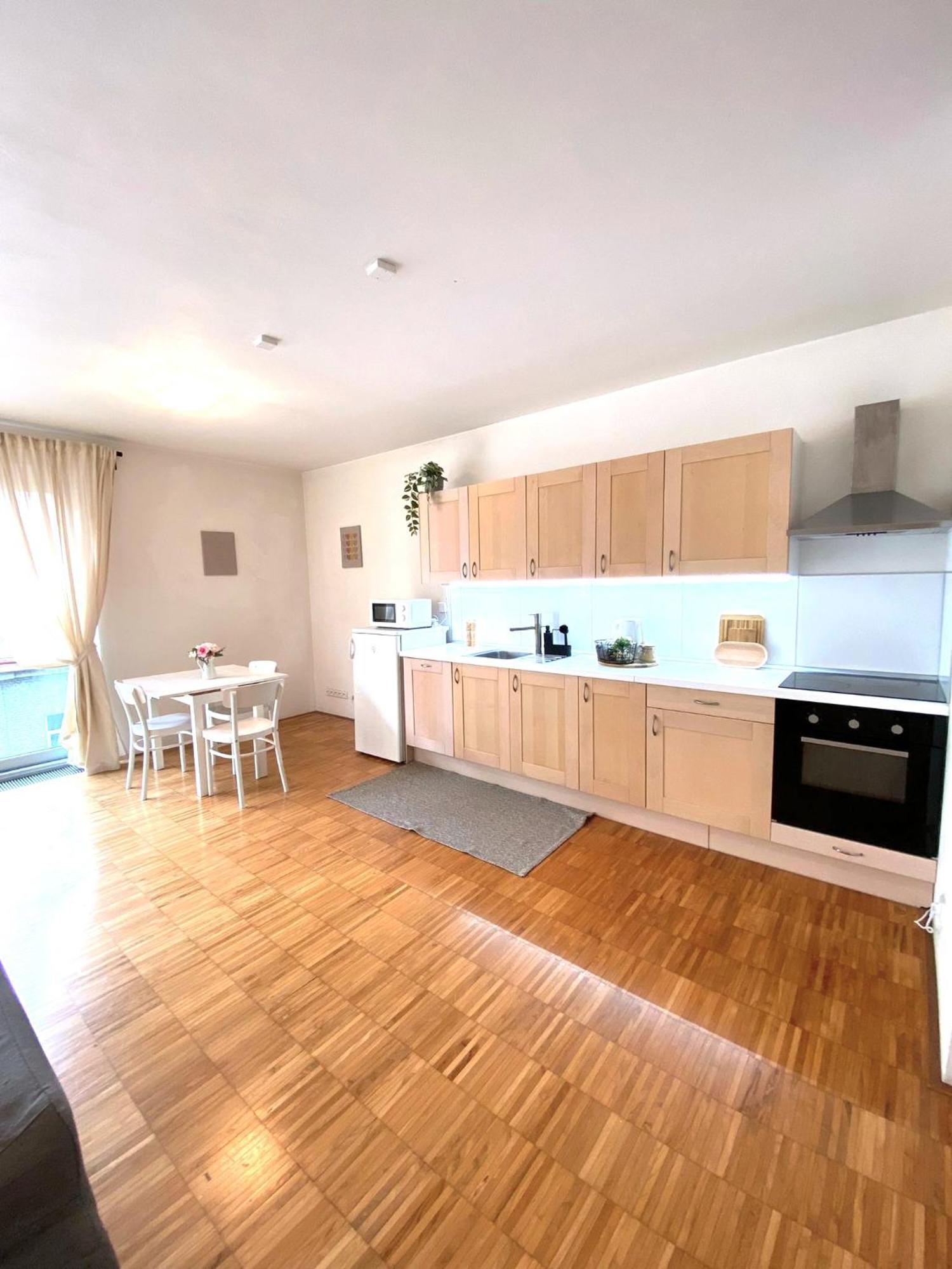 Spacious Near Center With Balcony And Garage Parking * Prague