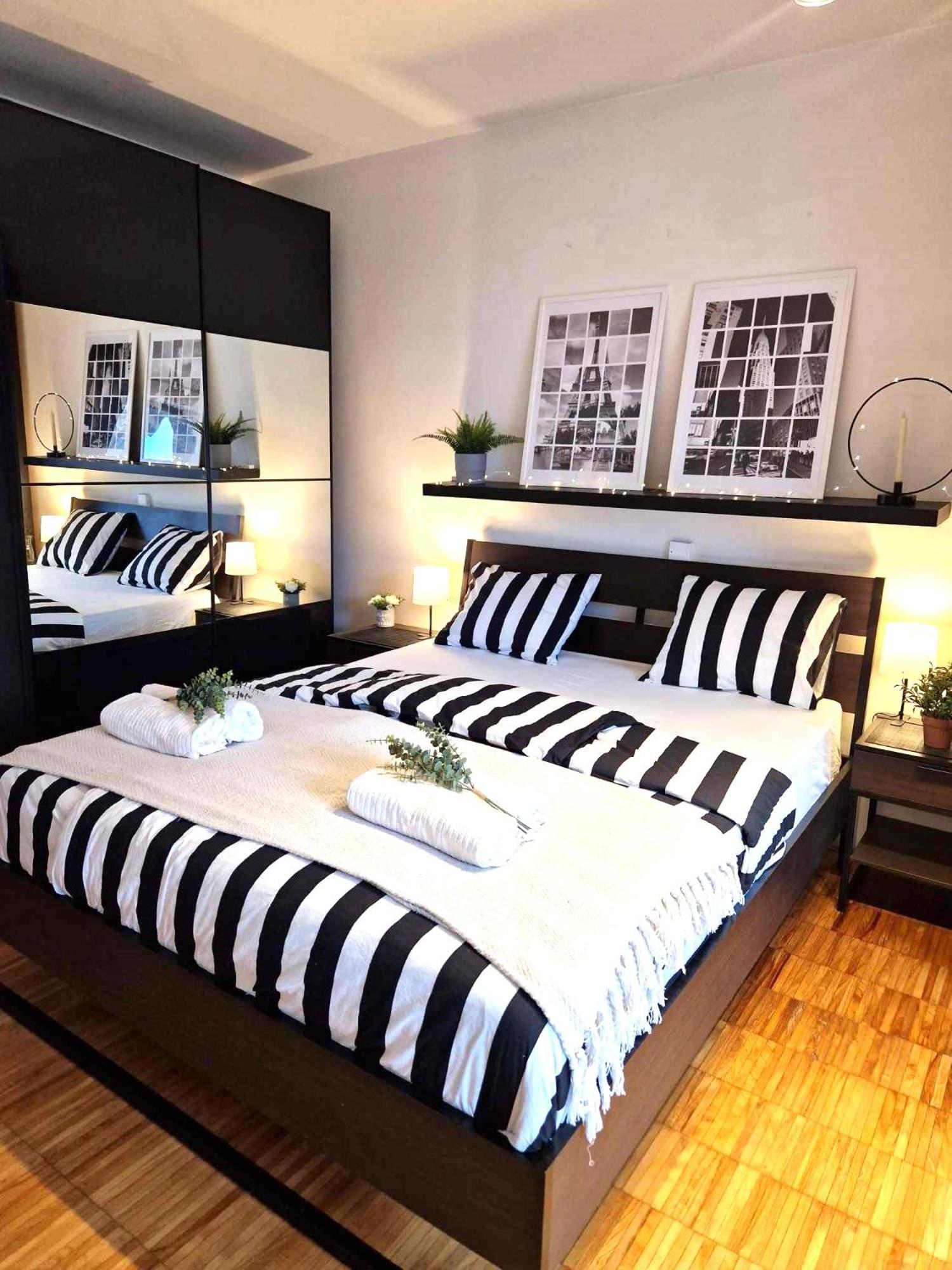 Spacious Near Center With Balcony And Garage Parking * Prague