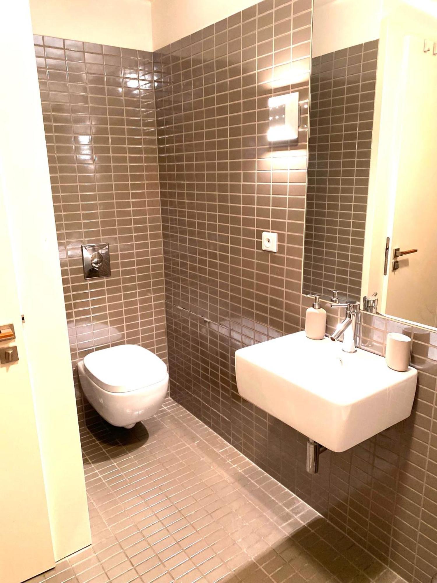 Apartment Spacious Near Center With Balcony And Garage Parking *