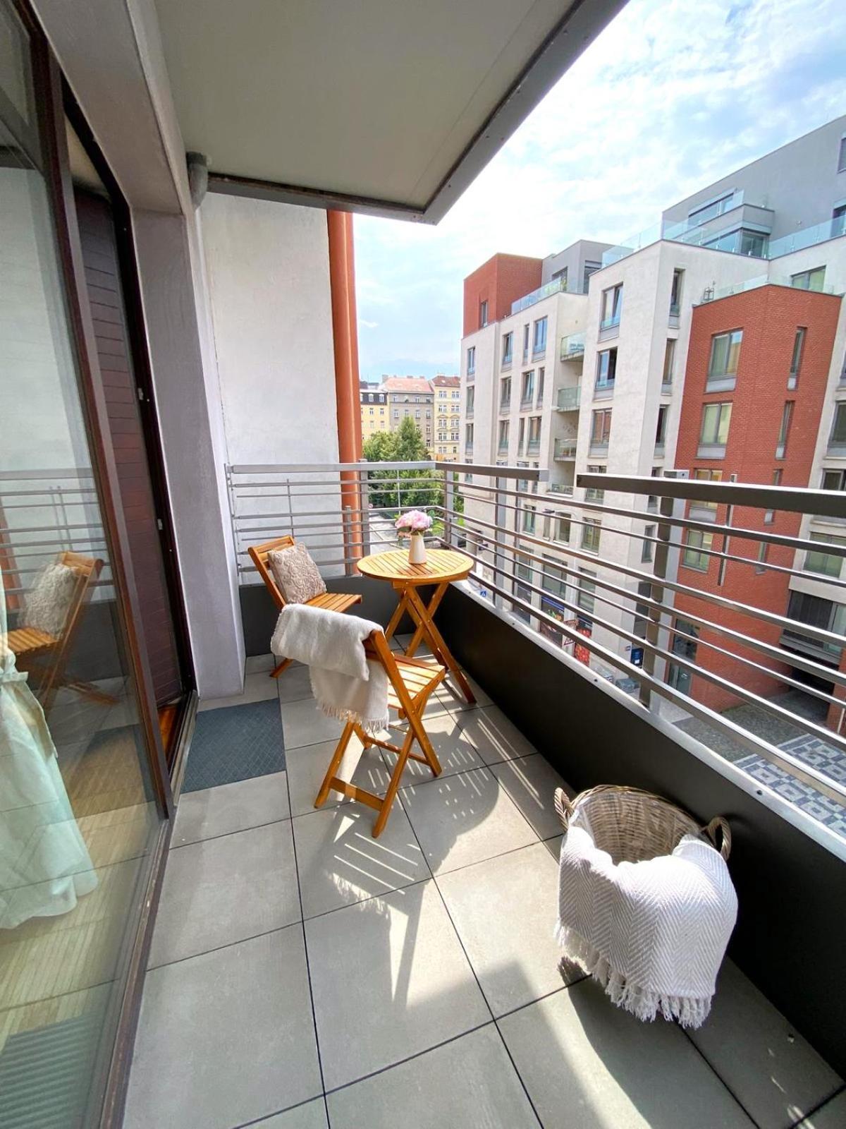 Spacious Near Center With Balcony And Garage Parking Apartment Prague