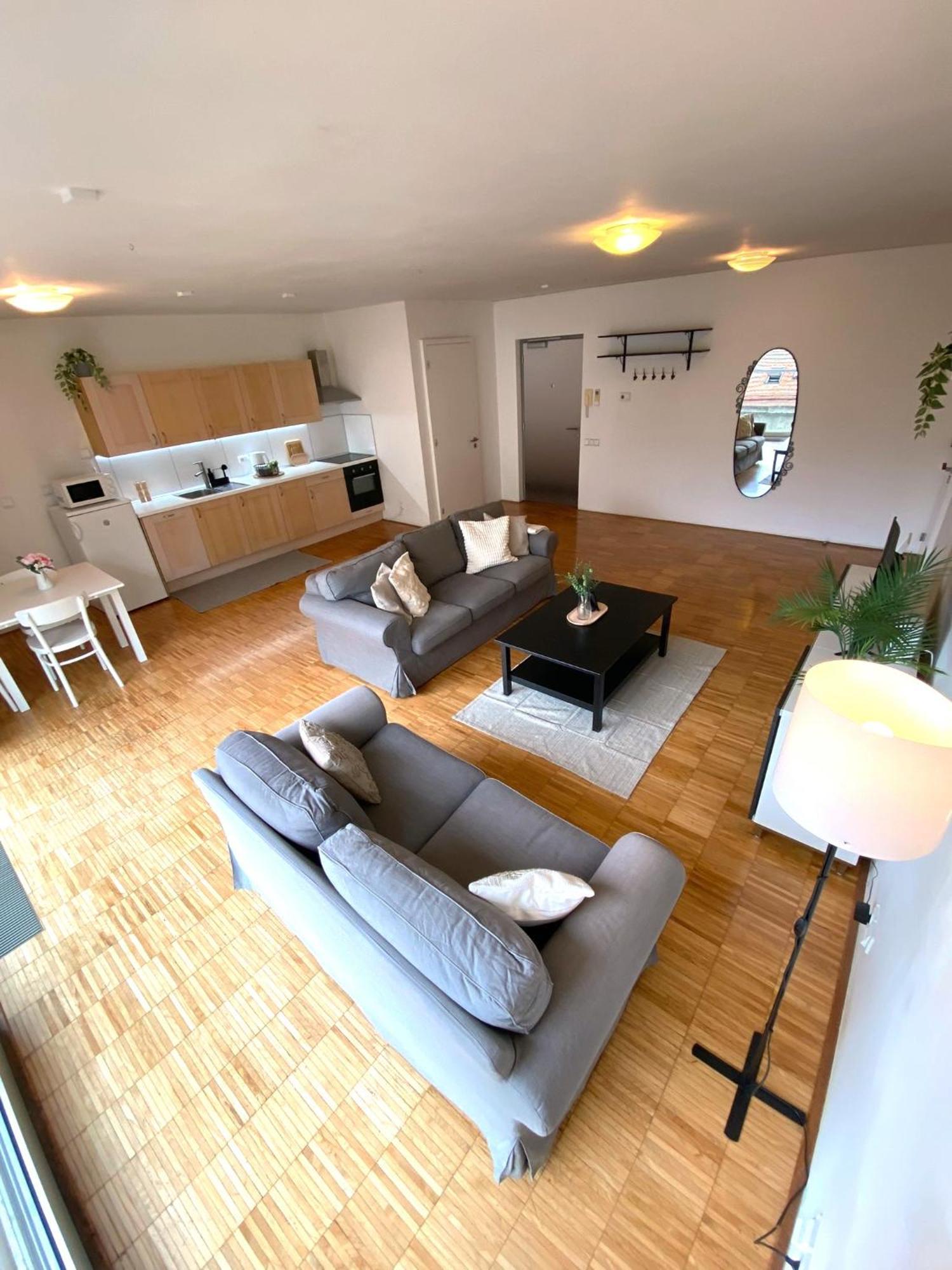 Spacious Near Center With Balcony And Garage Parking Prague