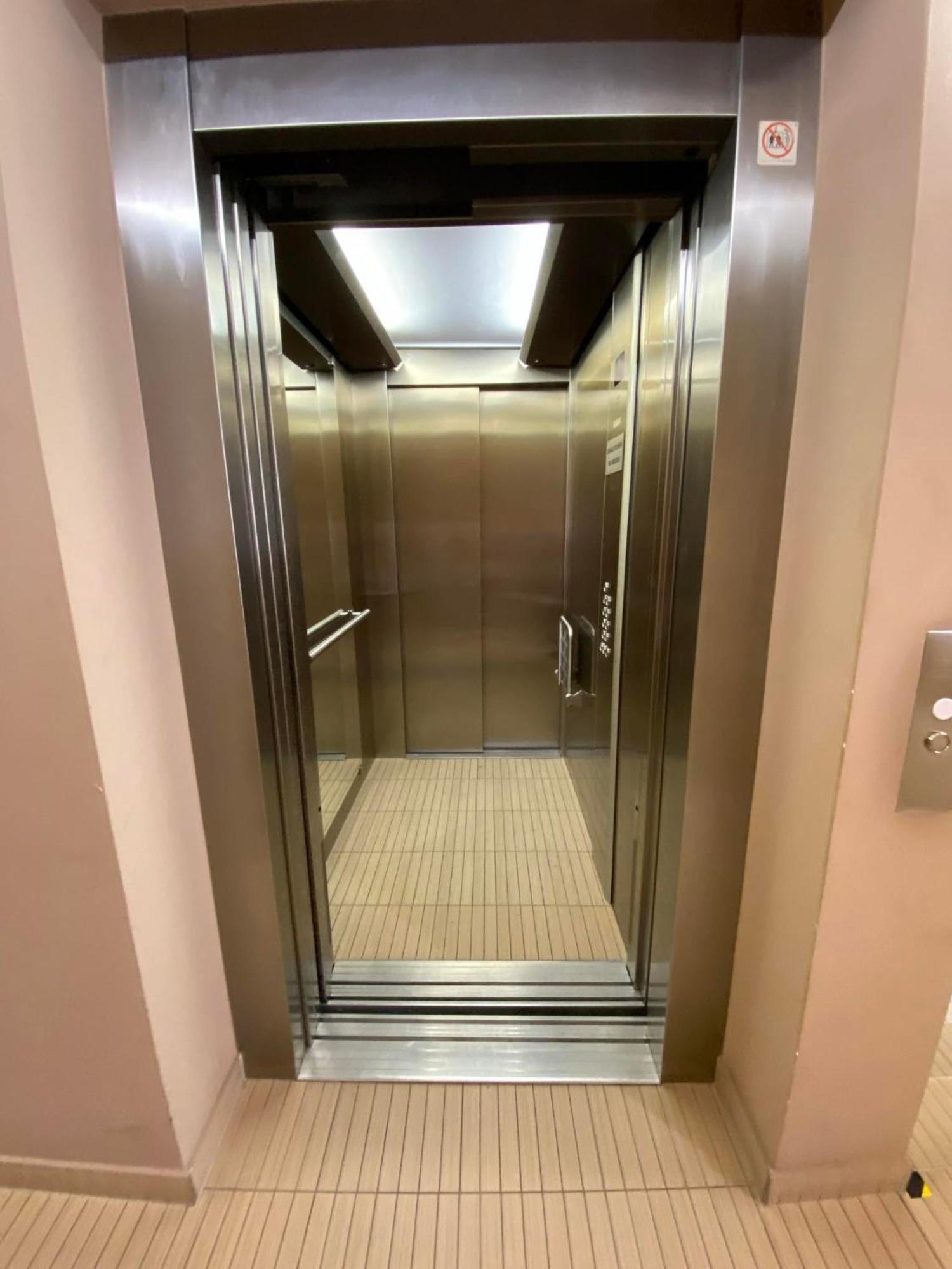 Spacious Near Center With Balcony And Garage Parking * Prague