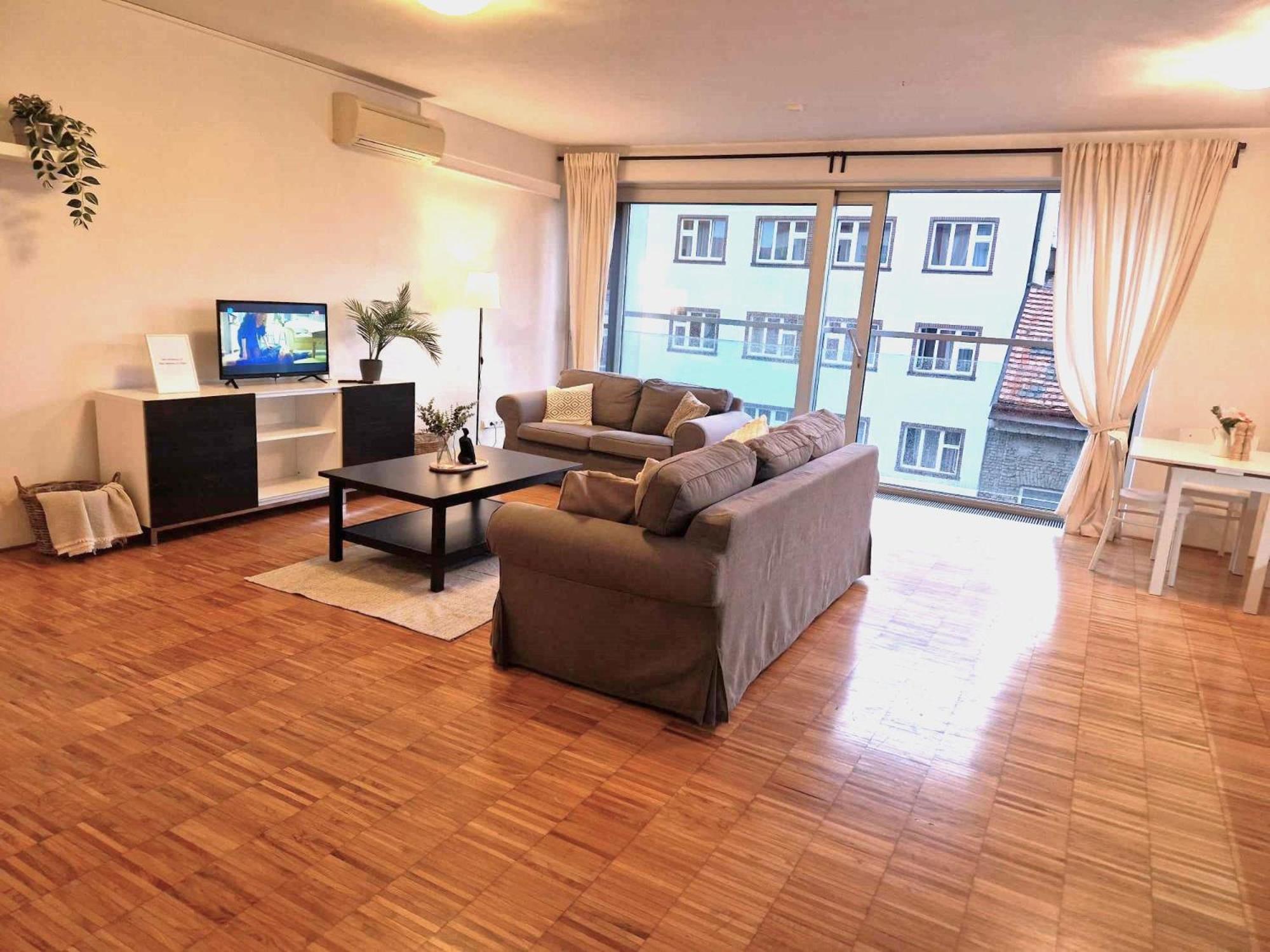 Spacious Near Center With Balcony And Garage Parking * Prague