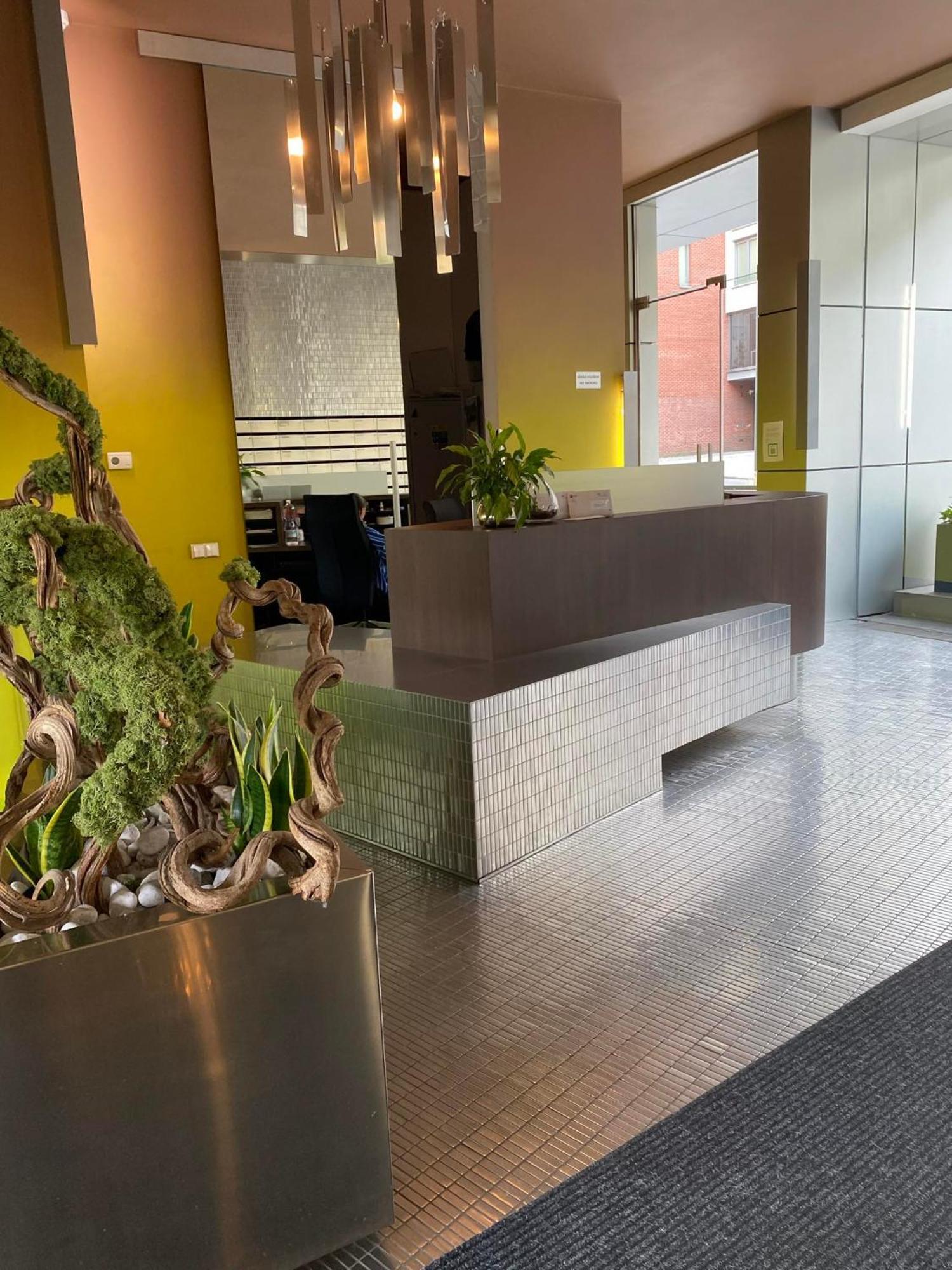 Apartment Spacious Near Center With Balcony And Garage Parking *