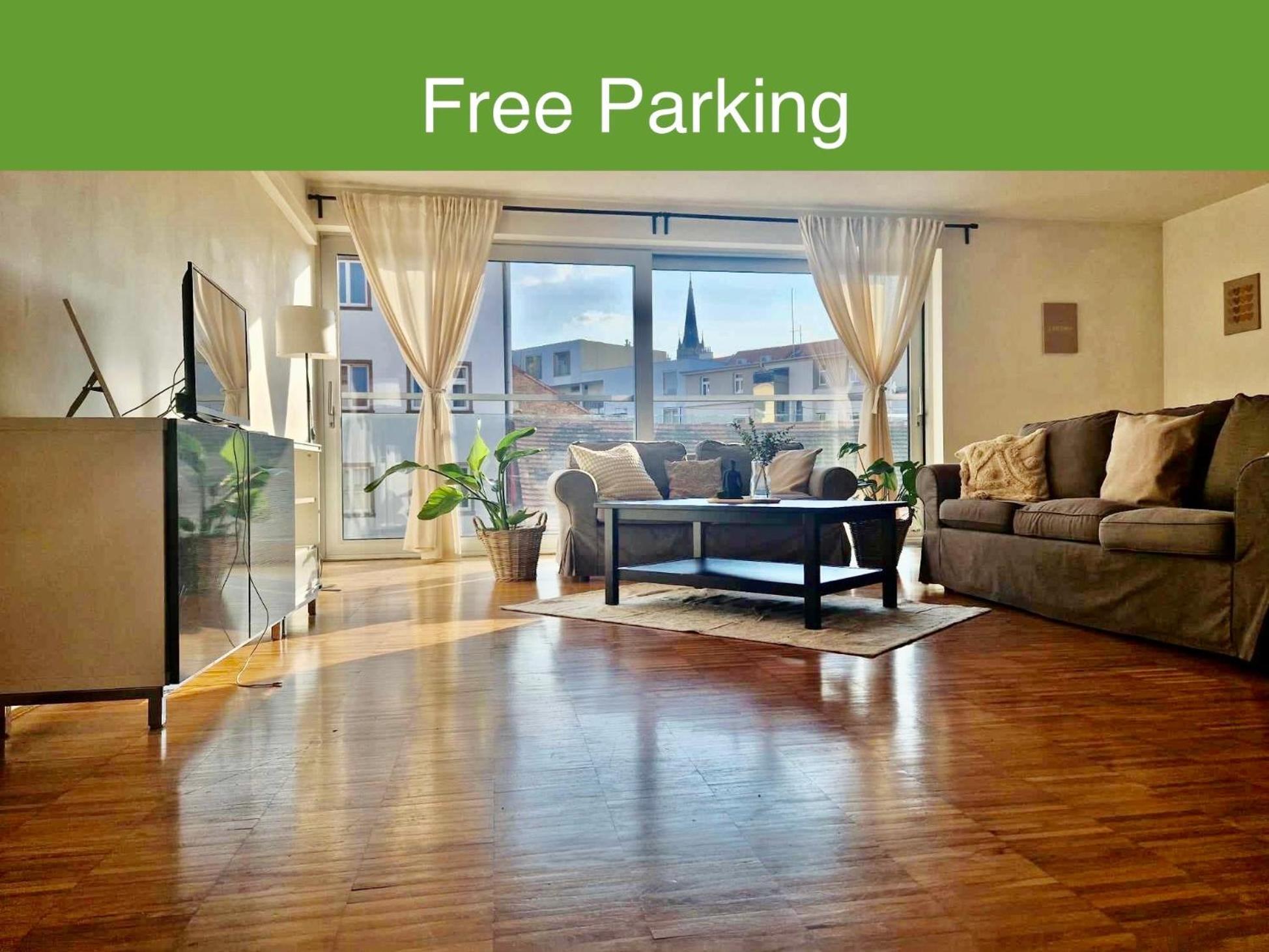 Spacious Near Center With Balcony And Garage Parking Prague