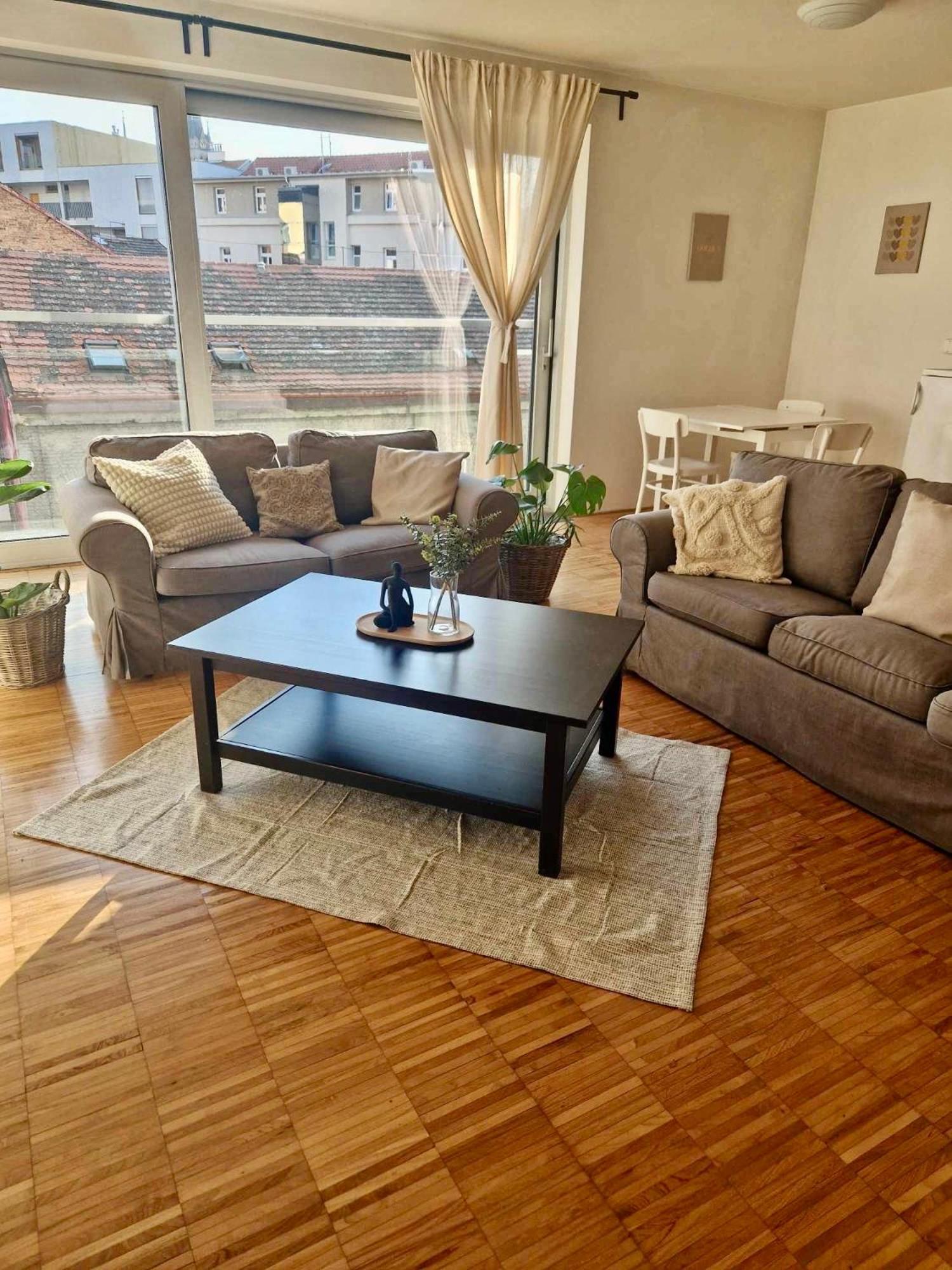 Spacious Near Center With Balcony And Garage Parking Apartment Prague