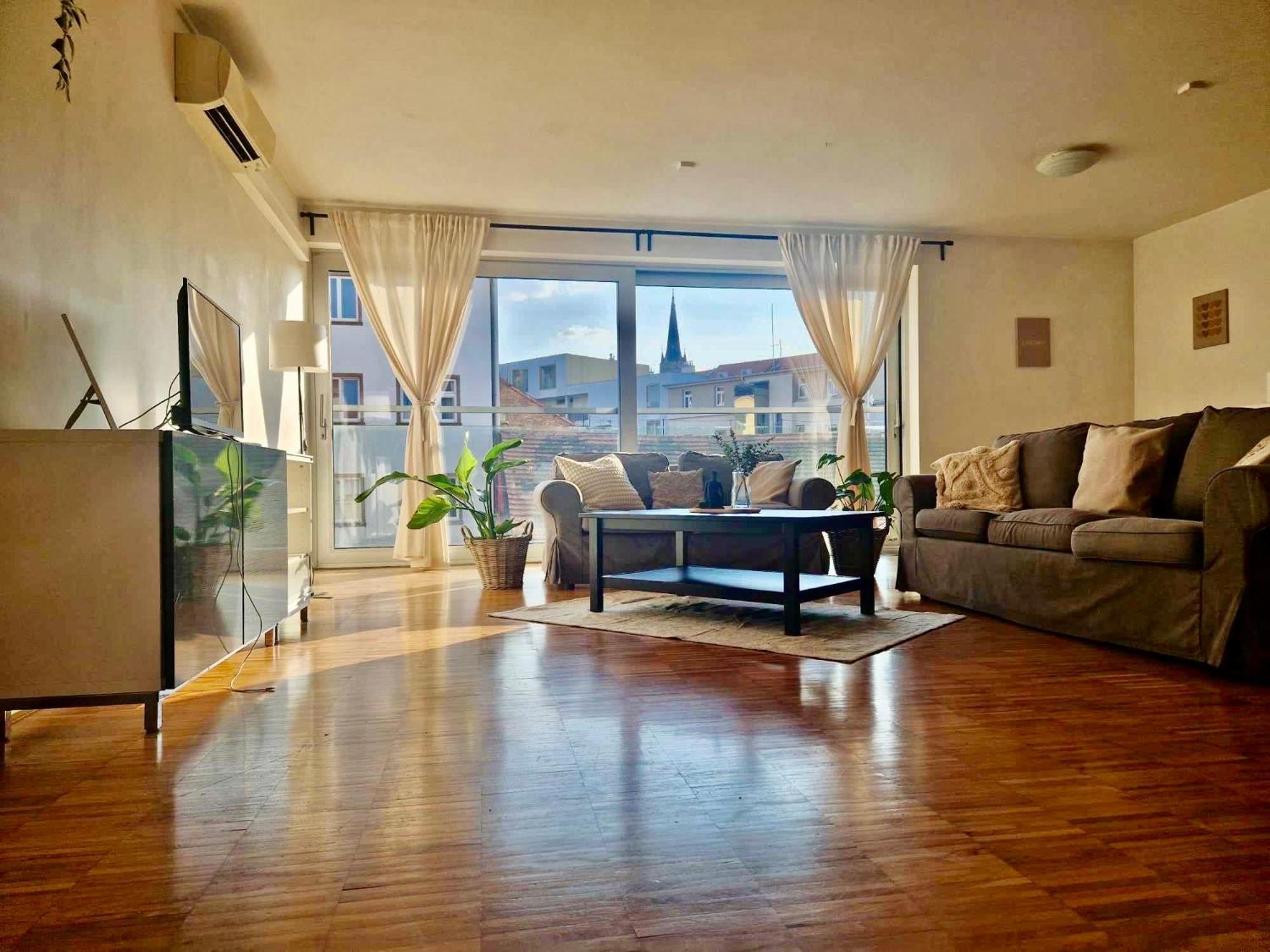 Spacious Near Center With Balcony And Garage Parking * Prague